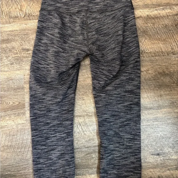 Lulu Lemon Size 6 - gently worn just a couple of times - Picture 2 of 4